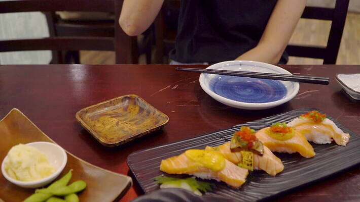 전통 접시 손 디자인 아시아 문화 음식 다이어트 젓가락 탁자 밥 새우 건강 육류 어류 요리 동양인 사람없음 주방 식당 일본 요리사 식사 저녁식사 초밥 카페 회 흰색 신선 맛 고추냉이 참치 해산물 메뉴 롤 연어 성분 생강 아보카도 점심식사 대두 맛있는 4K MOV 해외동영상 클립영상 직업 식기 나라 컬러 가구 컨셉 채소 과일 식재료 수저 갑각류 인종 신체부위 상점 수중동물 양념 동영상 일본음식 파일형식