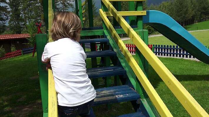 백인 라이프스타일 공원 행복 어린이 컬러 사다리 자연 놀이 미소 사람 소년 야외 여름 친구 장난감 운동 우정 기쁨 아기 미끄럼틀 놀이터 4K HD MP4 해외동영상 클립영상 서양인 계절 공공시설 남자 감정 관계 표정 건강 생활 도구 놀이기구 생태계 동영상 파일형식