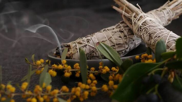 요가 휴식 사람없음 치료 장식 미국 화목 고요 약재 흰색 닫기 씻기 약초 샌들 신비 인도인 청소 향신료 보따리 유기농 향기 캘리포니아 아로마테라피 내추럴 연소 세이지 예언자 자연요법 초능력 4K MP4 해외동영상 클립영상 외국인 웰빙 컬러 신발 컨셉 북아메리카 의학 모션 동양인 약 청결 풀_식물 냄새 테라피 동영상 향미료 파일형식