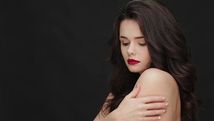 모델 응시 여자 얼굴 백그라운드 갈색머리 실내 건강 한명 미소 뷰티 섹시 유행 검은색 화장품 신선 화려 속눈썹 피부 순수 입술 피부관리 부드러움 내추럴 고립 돌봄 스타일 MP4 해외동영상 클립영상 1 헤어스타일 시선 컬러 컨셉 모션 표정 사람 내부 신체부위 감각 눈썹 동영상 파일형식