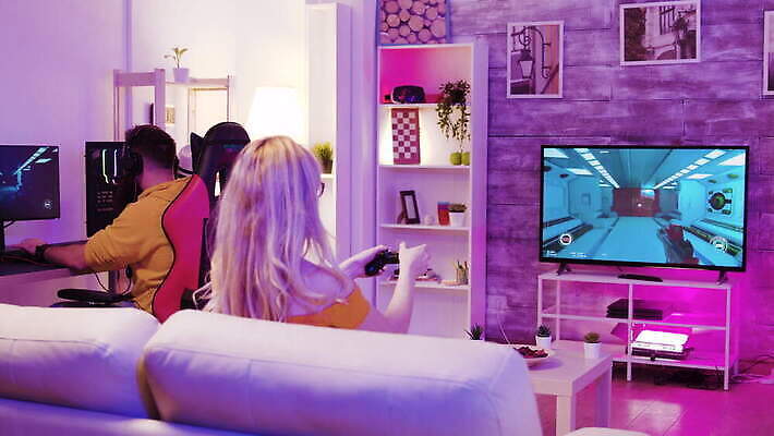 라이프스타일 지도 인터넷 놀이 앉기 여러명 성인 취미 컴퓨터 금발 디지털 스크린 모니터 헤드폰 텔레비전 경쟁 기쁨 방 분노 게임 키보드 발사 사이버 트로피 전자 네온 온라인 동영상 게이머 비디오게임 플레이어 가상 현실 4K MOV 해외동영상 클립영상 헤어스타일 감정 음향기기 다수 컨셉 모션 사람 생활 전자제품 상_우승 파일형식