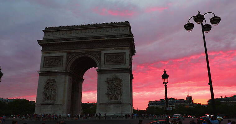 전통문화 도로 로우앵글 여행 가로등 건축양식 자동차 하늘 사람없음 야외 관광지 새벽 프랑스 도시 저녁 랜드마크 패닝샷 파리(프랑스) 4K MOV 해외동영상 클립영상 자연요소 전통 공공시설 건축 유럽 문화 길 육상교통 뷰포인트 교통시설 촬영기법 야간 동영상 파일형식