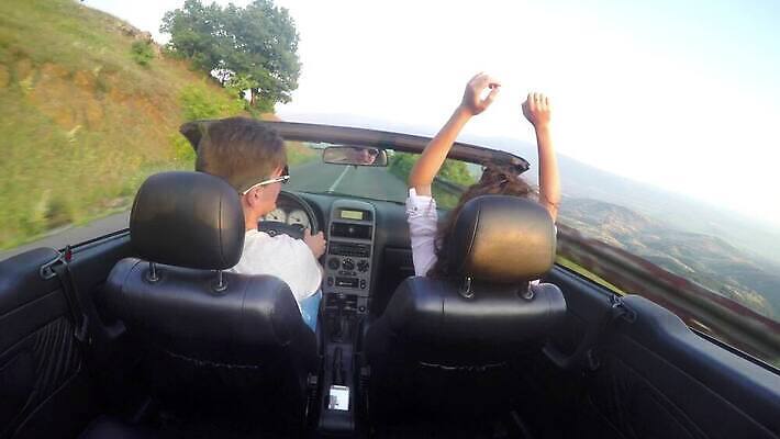 라이프스타일 커플 여자 행복 도로 여행 자동차 휴가 갈색머리 미소 사람 사람없음 야외 여름 친구 햇빛 태양 파티 일몰 기쁨 꿈 운전 운전사 고급 오픈카 자동 4K MP4 해외동영상 클립영상 자연요소 직업 헤어스타일 계절 감정 길 육상교통 컨셉 관계 교통시설 모션 승용차 표정 이벤트 생활 노을 동영상 파일형식