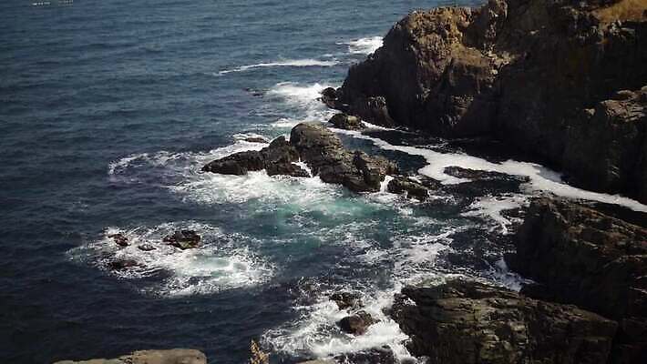 파도 바다 여행 백그라운드 자연 하늘 바람 날씨 사람없음 물 파란색 항구 검은색 어둠 힘 거품 절벽 흰색 만 거친 서핑 떨어짐 큼 분무기 폭풍 단절 폭풍우 수평선 4K MP4 해외동영상 클립영상 자연요소 컬러 컨셉 교통시설 수상스포츠 비_날씨 크기 자연재해 생태계 동영상 파일형식