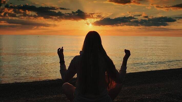 라이프스타일 바다 요가 자연 휴식 한명 야외 뒷모습 태양 일출 일몰 명상 4K MOV 해외동영상 클립영상 자연요소 1 웰빙 뷰포인트 컨셉 사람 생활 노을 생태계 동영상 파일형식