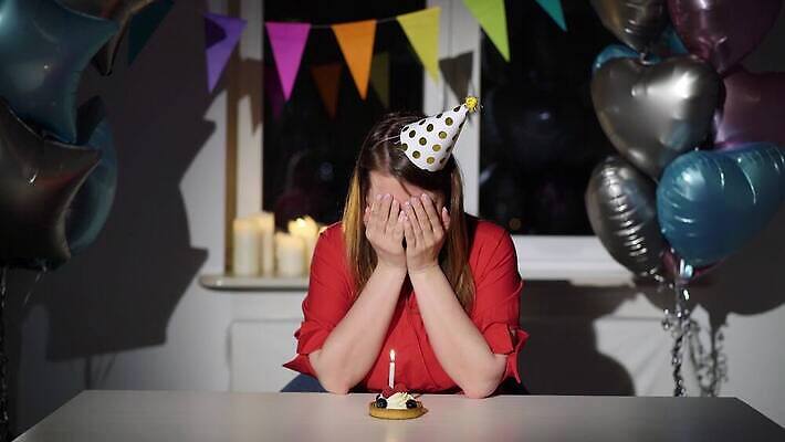 모자 1 여자 탁자 휴가 스트레스 주택 기념 실내 한명 사람 이벤트 파티 케이크 외침 슬픔 축하 생일 고독 울음 눈물 싱글 풍선 원뿔 불만 나쁜 우울증 캡모자 헬륨 혼자 4K MOV 해외동영상 클립영상 도형 모자_잡화 잡화 기념일 감정 가구 컨셉 디저트 표정 내부 건물 소리 원소 질병 동영상 파일형식