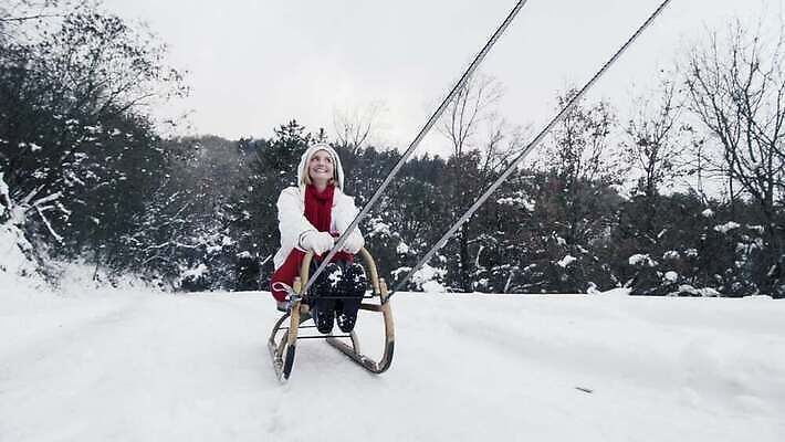 나무 라이프스타일 계절 여자 행복 스포츠 여행 겨울 자연 휴가 산 한명 사람 야외 걷기 산책 기쁨 하이킹 장비 추위 흰색 춤 당기기 승차 숲 썰매 썰매타기 부주의 하이커 눈내림 4K MP4 해외동영상 클립영상 식물 1 감정 컬러 모션 레저 문화예술 휴식 눈_날씨 생활 전통놀이 생태계 동영상 파일형식