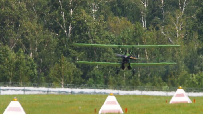 날개 하늘 비행기 사람없음 세계 수확 흰색 공항 항공 복고 프로펠러 전쟁 회전 쇼 에어쇼 대패 소비에트 옛날 4K MOV 해외동영상 클립영상 컬러 농업 항공교통 교통시설 대중교통 동영상 파일형식