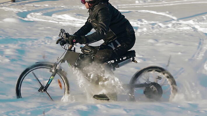 남자 스포츠 겨울 모션 한명 야외 자전거 힘 운전 에너지 오토바이 승차 숲 헬멧 모터 라이더 바이크레이서 바이킹 베터리 산악자전거 MOV 해외동영상 슬로모션 클립영상 1 계절 촬영기법 사람 바이크 보호장비 동영상 파일형식