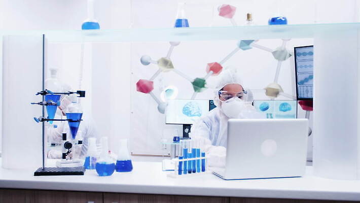 여자 산업 과학 유니폼 실험 사람없음 파란색 노트북 컴퓨터 장비 코트 타이핑 작업 실험실 연구원 과학자 분석 보고서 화학물질 4K MOV 해외동영상 클립영상 직업 옷 컬러 컨셉 사람 전자제품 외투 화학 동영상 학자 파일형식