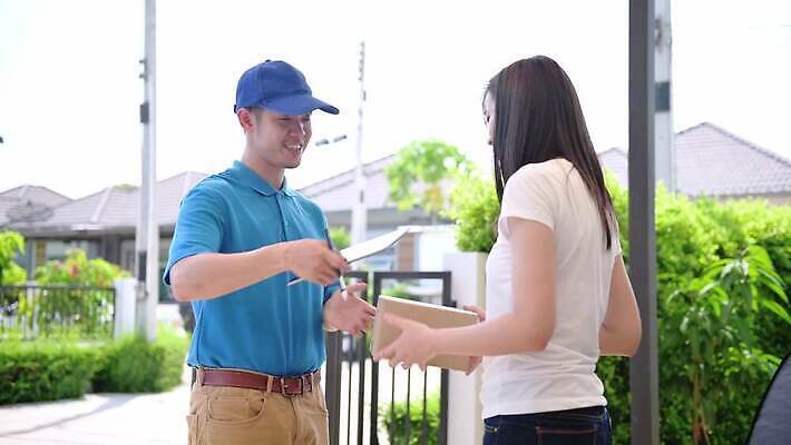 라이프스타일 비즈니스 교통시설 태국 주택 건강 사람 동양인 두명 쇼핑 세일 표현 배달원 고객 서비스 속도 상업 온라인쇼핑 온라인 전자상거래 마케팅 코로나바이러스 안락 자극 사회적거리두기 뉴노멀 4K MOV 해외동영상 클립영상 직업 아시아 캠페인 교통 컨셉 인종 건물 생활 경제 바이러스 시설 동영상 파일형식