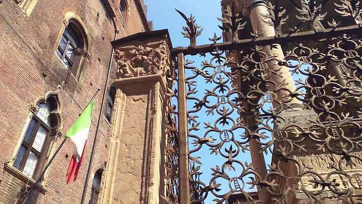 유럽 문화 지구 조각 여행 건축양식 주택 미술 사람없음 물 도시풍경 조각상 탑 이탈리아 바위 무덤 도시 중세 역사 저녁 땅 지중해 묘사 대리석 타운 천국 고딕 랜드마크 로마인 베로나 옛날 4K MP4 해외동영상 클립영상 자연요소 건축물 건축 나라 바다 재료 문화예술 인종 풍경 건물 조형물 돌_바위 야간 동영상 파일형식