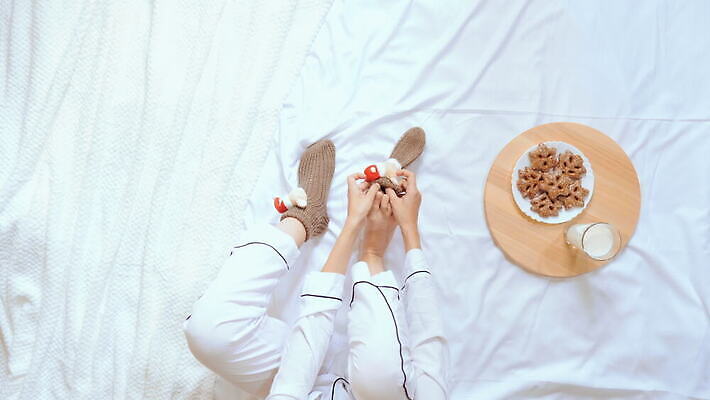 백인 모자 여자 음료 백그라운드 크리스마스 겨울 휴가 새로움 양말 주택 한명 사람 앉기 장식 빨간색 산타클로스 쿠키 침실 흰색 침대 플랫 정상 연도 크리스마스이브 클라우스 4K MOV 해외동영상 클립영상 서양인 1 잡화 계절 기념일 컬러 가구 컨셉 모션 디저트 건물 동영상 파일형식