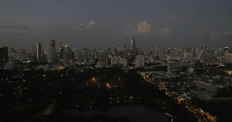공원 아시아 도로 건축양식 자동차 태국 파노라마 사람없음 건물 도시풍경 고층빌딩 황혼 도시 고속도로 야간 방콕 4K MOV 해외동영상 클립영상 자연요소 건축물 공공시설 건축 나라 길 육상교통 교통시설 촬영기법 풍경 빌딩 일몰 동영상 파일형식