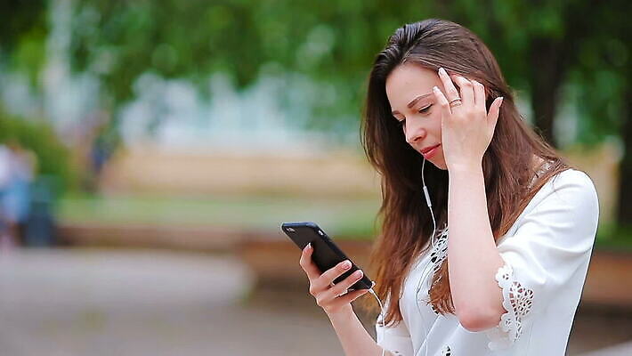 라이프스타일 여자 행복 유럽 음악 이어폰 거리 한명 미소 사람 성인 야외 스마트폰 듣기 MOV 해외동영상 클립영상 1 감정 나라 음향기기 모션 문화예술 표정 생활 핸드폰 스마트기기 동영상 파일형식