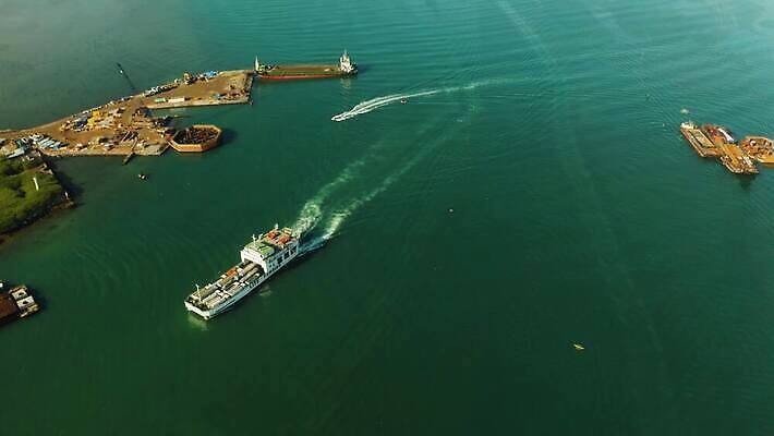 산업 바다 여행 교통시설 자동차 항해 풍경 사람없음 야외 물 파란색 항구 화물 보트 큼 크루즈 무역 함선 상업 포트 무거움 물류 항공촬영 유조선 조감도 4K MOV 해외동영상 클립영상 자연요소 육상교통 뷰포인트 컬러 교통 배_교통 운송업 무게 크기 시설 동영상 파일형식