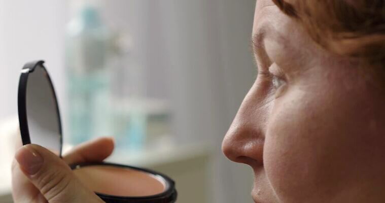 모델 응시 여자 얼굴 신체 갈색머리 건강 한명 미소 사람 성인 일상 빛 뷰티 연필 유행 검은색 화장품 거울 잡기 화려 우아함 어플리케이션 입술 준비 마스카라 만들기 빨간머리 고립 아이라이너 완벽 신청 완전 4K MP4 해외동영상 클립영상 1 헤어스타일 시선 컬러 컨셉 모션 학용품 표정 라이프 신체부위 필기구 동영상 파일형식