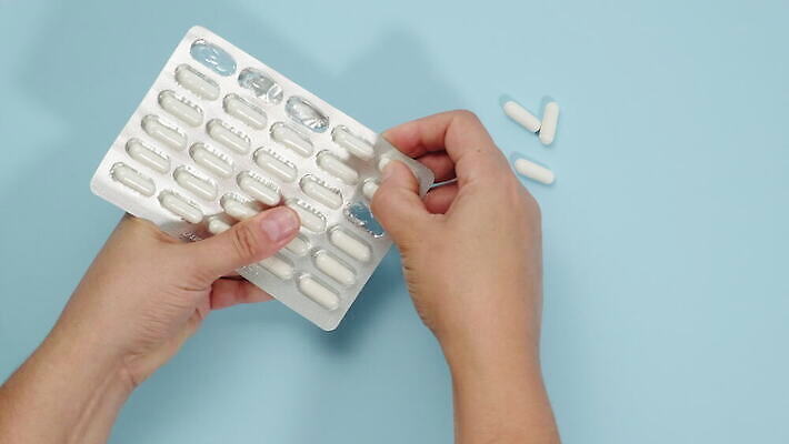 손 컨셉 손가락 탁자 건강 사람 치료 파란색 알약 약 건강관리 고통 흰색 질병 약국 처방 패키지 비타민 조제 보충 돌봄 복용 진통제 항생제 많음 놓기 4K MOV 해외동영상 클립영상 감정 컬러 가구 의학 모션 관리 신체부위 만들기 동영상 영양소 파일형식