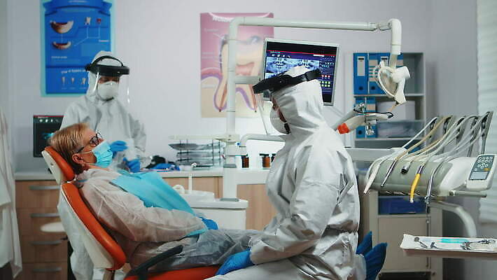 직업 얼굴 컨셉 엑스레이 치과 병원 작업복 말하기 가면 정장 약 장비 환자 의사 도구 입 바이러스 치아 보호 보호장비 치과의사 예방 방패 위생관리 치아교정 코로나바이러스 뉴노멀 4K 구강학 MOV 해외동영상 클립영상 옷 의학 모션 관리 신체부위 경제 의료진 소화기관 교정 동영상 파일형식