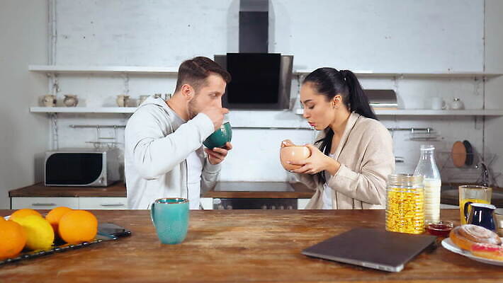 백인 라이프스타일 커플 행복 음식 2 통신 가족 관계 탁자 아침 아파트 주택 실내 건강 대화 사랑 미소 사람 앉기 성인 내부 두명 주방 낭만 우유 플랫 아침식사 시리얼 먹기 바쁨 주말 그래놀라 4K MOV 해외동영상 클립영상 주간 서양인 감정 가구 컨셉 모션 유제품 표정 말하기 건물 생활 식사 동영상 파일형식