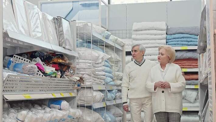 라이프스타일 커플 노년 가구 결혼 가족 관계 침구 결혼식 남편 아파트 주택 사랑 두명 판매 세일 상점 아내 시장 구매 60대 상품 가격 은퇴 천 주부 70대 조부모 제의 안락 4K MOV 해외동영상 클립영상 감정 생활용품 컨셉 사람 이벤트 성인 건물 생활 쇼핑 직물 동영상 파일형식