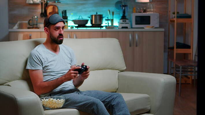 백인 1 라이프스타일 응시 스포츠 놀이 휴식 주택 사람 앉기 성인 소파 주방 축구 텔레비전 경쟁 방 분노 게임 잡기 좌절 저녁 패배 조이스틱 멀리 동영상 중독 게이머 관리자 분실 심각 플레이어 4K MOV 해외동영상 클립영상 서양인 시선 감정 컨셉 의자 모션 건물 생활 전자제품 구기 야간 게임기 파일형식