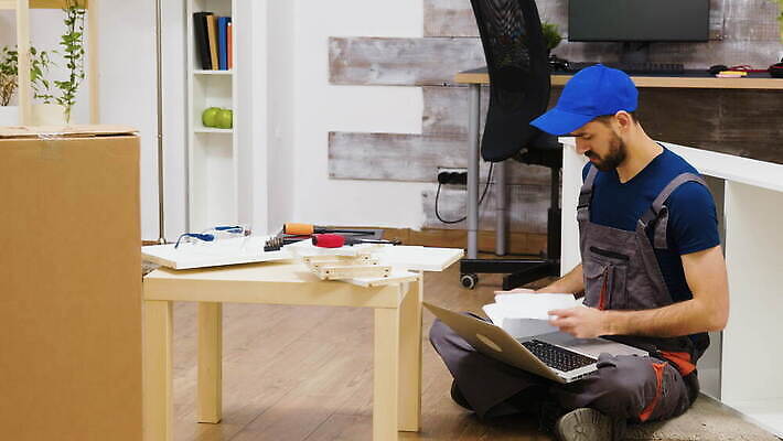 직업 남자 가구 유니폼 거실 노동자 책장 선반 아파트 주택 사람없음 목재 노트북 독서 장비 공구 나사 업무 드라이버 서비스 만들기 주인 국회 조립 명령 계약자 공예가 재주꾼 캡모자 4K MOV 해외동영상 클립영상 나무 모자_잡화 옷 생활용품 재료 모션 사람 건물 전자제품 도구 작업 계약 동영상 파일형식