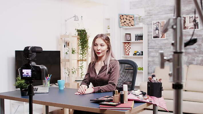 직업 라이프스타일 여자 얼굴 인터넷 비즈니스 주택 실내 미소 뷰티 유행 카메라 디지털 촬영 웹 화장품 장비 정보 업무 네트워크 방송 온라인 동영상 블로거 블로그 소셜 생존 스타일 크리에이터 1인미디어 4K MOV 해외동영상 클립영상 표정 사람 내부 건물 생활 신체부위 전자제품 작업 파일형식