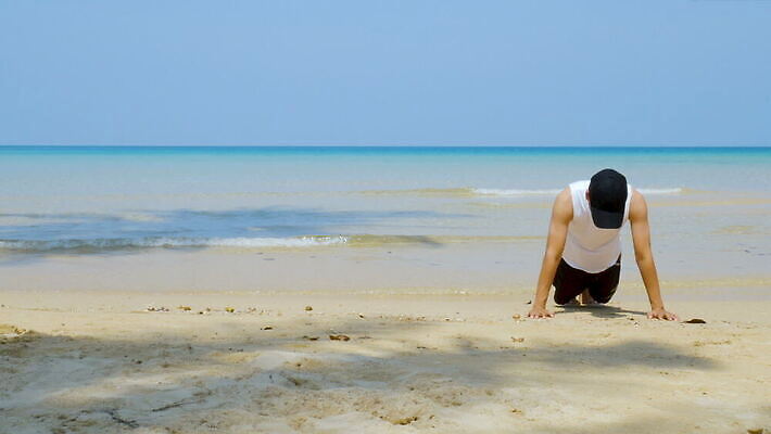 라이프스타일 남자 모래 스포츠 바다 십자가 신체 모션 자연 근육 휴가 휴식 건강 한명 야외 물 여름 모래사장 운동 맑음 힘 에너지 도전 자신감 방어 결심 보디빌딩 연습 노력 복근 4K MOV 해외동영상 클립영상 자연요소 1 계절 감정 컨셉 날씨 어류 사람 생활 헬스 생태계 동영상 파일형식