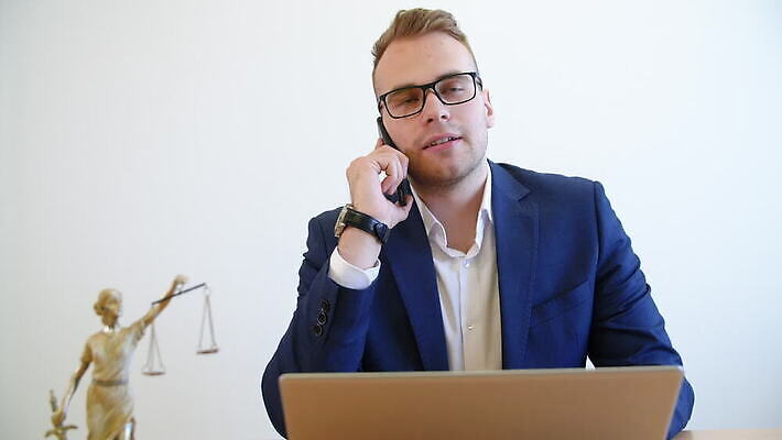 백인 직업 1 라이프스타일 응시 남자 안경 컨셉 와이셔츠 사업가 통신 탁자 성공 직장 실내 대화 한명 사람 앉기 정장 앞모습 스마트폰 사무실 잡기 업무 자신감 연결 고객 스마트 책상 상담 경영자 법 부름 공정 변호사 경영 계좌 MOV 해외동영상 클립영상 서양인 시선 잡화 옷 감정 뷰포인트 가구 셔츠 회사 비즈니스 모션 말하기 내부 생활 금융 핸드폰 스마트기기 작업 리더 동영상 파일형식