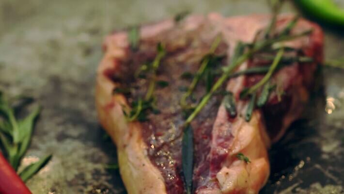 산업 음식 다이어트 부분 모션 육류 스테이크 요리 사람없음 하이앵글 주방 요식업 식당 저녁식사 소고기 신선 고명 양념 맛 그릴 자르기 먹기 허브 묘사 준비 날것 클립 향료 레시피 성분 동영상 다육식물 단백질 메인요리 생식 4K MOV 해외동영상 클립영상 식물 뷰포인트 컨셉 식재료 주방용품 서양음식 건강 상점 식사 향기 냄새 영양소 파일형식