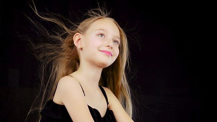 긴머리 여자 어린이 검은배경 바람 실내 한명 미소 사람 상반신 MOV 해외동영상 클립영상 자연요소 1 헤어스타일 백그라운드 날씨 표정 내부 검은색 동영상 파일형식