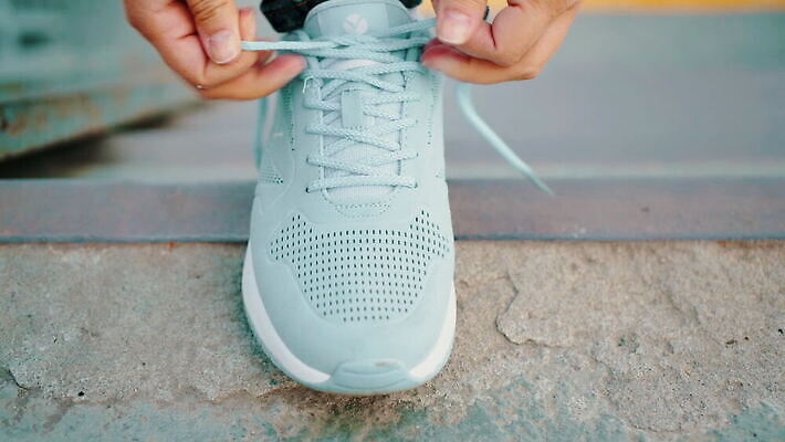 라이프스타일 손 여자 운동화 신발 발 건강 사람 성인 야외 MOV 해외동영상 클립영상 생활 신체부위 동영상 파일형식