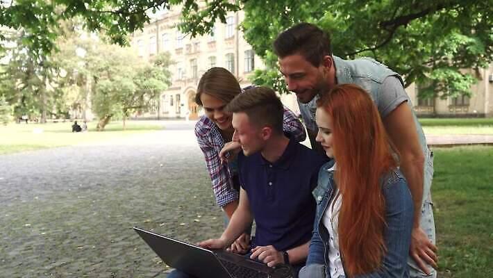 백인 학생 라이프스타일 공원 교육 남자 행복 인터넷 벤치 함께함 서기 미소 웃음 사람 앉기 여러명 성인 야외 친구 노트북 디지털 스크린 우정 시간 4 그룹 연결 토론 무선전화기 즐거움 대학교 브레인스토밍 4K MOV 해외동영상 클립영상 서양인 공공시설 감정 다수 컨셉 의자 학교 관계 모션 표정 생활 전자제품 숫자 전화기 동영상 파일형식