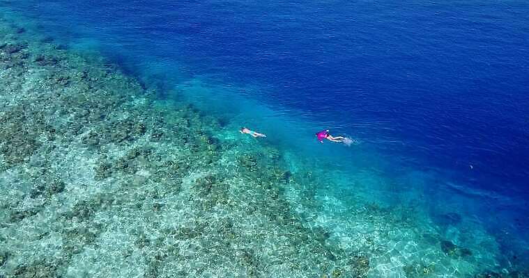 바다 여행 두명 수영 이국적 4K MOV 해외동영상 클립영상 사람 수상스포츠 동영상 파일형식