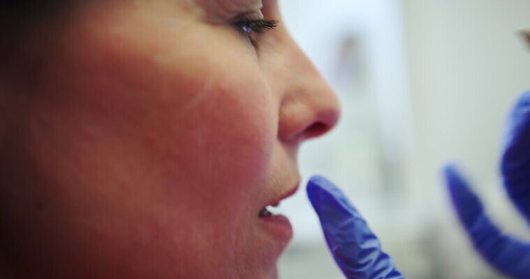 백인 여자 얼굴 중년 장갑 영국 잉글랜드 실내 사람 두명 펜 머리 건강관리 환자 의사 그림 서식스 4K MOV 해외동영상 클립영상 서양인 잡화 유럽 의학 건강 관리 성인 내부 신체부위 필기구 의료진 동영상 파일형식