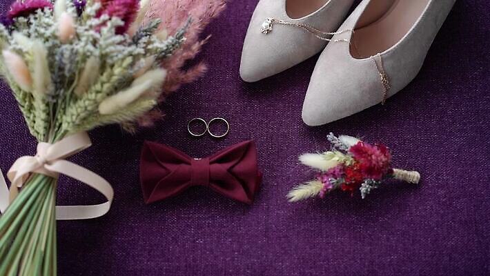 전통 커플 기념일 꽃 꽃다발 결혼 신발 2 장신구 결혼식 남편 함께함 선물 사랑 사람없음 빛 유행 금속 흰색 축하 반지 쌍 황금 고급 은색 보석 심볼 다이아몬드 약혼 백금 제안 스타일 MOV 해외동영상 클립영상 식물 감정 컬러 컨셉 관계 재질 이벤트 광석 약속 동영상 파일형식