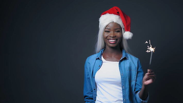 백인 모델 헤어스타일 손 배너 드레스 포즈 흑인 크리스마스 비즈니스 새해 바닥 실내 파노라마 한명 앉기 뷰티 숫자 유행 모임 덮개 흰색 고급 잡지 누드 발사 디자이너 미녀 경영자 상업 예술가 스타일리스트 헤딩 스타일 4K MOV 해외동영상 클립영상 서양인 직업 문자 1 옷 기념일 컬러 컨셉 모션 촬영기법 사람 내부 신체부위 간행물 축구 뚜껑 미인 리더 동영상 파일형식