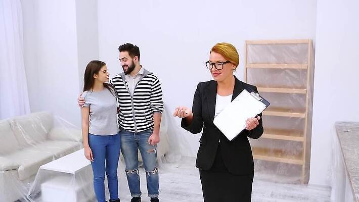 라이프스타일 커플 여자 행복 컨셉 가족 모션 남편 열쇠 새로움 아파트 주택 함께함 사람 내부 세명 세일 방 아내 재산 플랫 구매 투자 주인 대출 렌탈 진짜 소유 MP4 해외동영상 클립영상 감정 비즈니스 관계 건물 생활 금융 쇼핑 동영상 파일형식