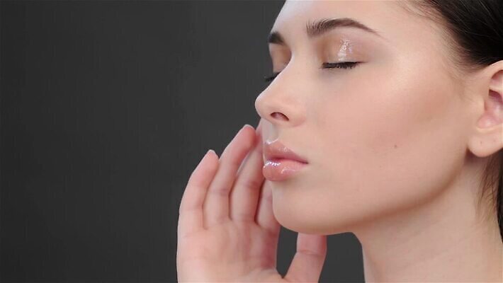 모델 1 응시 여자 얼굴 분홍색 백그라운드 모션 갈색머리 건강 한명 미소 사람 동양인 성인 뷰티 노란색 머리 스파 화장품 터치 신선 입 닫기 피부 피부관리 내추럴 창백 고립 돌봄 타격 완전 MP4 해외동영상 클립영상 헤어스타일 시선 컬러 컨셉 표정 인종 신체부위 동영상 파일형식