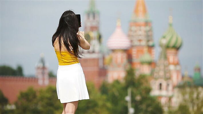 백인 학생 라이프스타일 행복 여행 비즈니스 건축양식 통신 모바일 휴가 노동자 한명 미소 사람 풍경 성인 야외 노트북 스마트폰 핸드폰 도시풍경 선글라스 여행객 도시 업무 비즈니스우먼 역사 모험가 경영자 정사각형 러시아 방문 타운 단절 랜드마크 모스크바 크렘린궁전 MOV 해외동영상 클립영상 도형 서양인 직업 1 여자 건축 감정 유럽 안경 표정 생활 전자제품 스마트기기 궁전 작업 직장인 리더 동영상 크렘린 파일형식