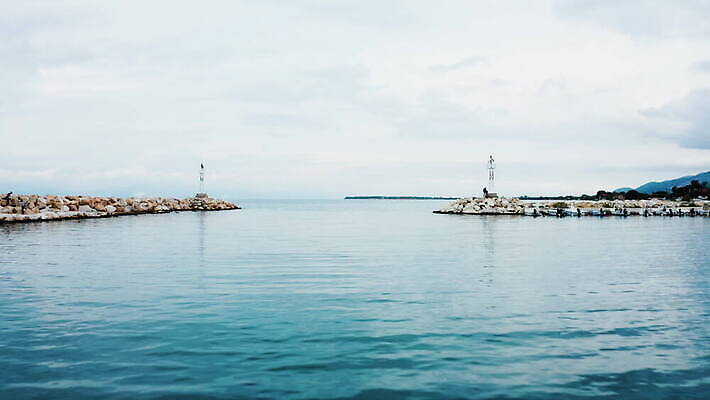 바다 여행 낚시 안테나 풍경 사람없음 물 파란색 컬러풀 항구 산책로 만 보트 재산 땅 그림 포트 타운 동쪽 나루 드론 옛날 4K MOV 해외동영상 클립영상 자연요소 길 컬러 배_교통 통신 교통시설 레저 금융 도시 방향 동영상 파일형식