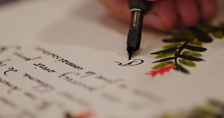 디자인 종이 문화 백그라운드 컨셉 비즈니스 캘리그라피 텍스트 표면 미술 한명 책 단어 펜 어둠 골동품 바위 기록 메시지 중세 역사 클래식 잡지 스케치 편지 작가 심볼 질감 문서 복고 과거 페이지 안심 서명 고고학 고딕 그런지 블러 세피아 옛날 원고 편지쓰기 필기체 스타일 4K MP4 해외동영상 클립영상 직업 문자 1 교육 문화예술 촬영기법 육류 사람 간행물 필기구 돌_바위 동영상 파일형식