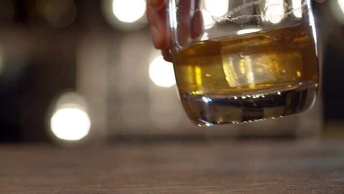 직업 손 음료 백그라운드 유리 주류 실내 사람없음 빛 파티 얼음 힘 알코올 칵테일 바 투명 황금 닫기 야간 만취 계산대 큐브 클럽 문학 서빙 유리그릇 버번 브랜디 섞기 위스키 유흥 완전 4K MP4 해외동영상 클립영상 자연요소 그릇 컨셉 모션 재질 이벤트 내부 신체부위 동영상 술취함 파일형식