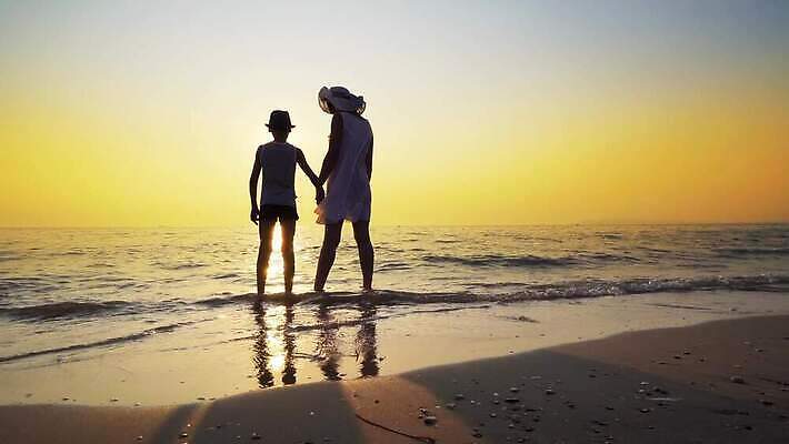 백인 라이프스타일 여자 바다 여행 가족 포옹 함께함 사랑 소년 야외 두명 일몰 산책 4K MP4 해외동영상 클립영상 서양인 남자 감정 어린이 컨셉 관계 안기 휴식 사람 생활 노을 동영상 파일형식