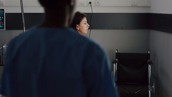 응시 컨셉 휴식 노동자 스트레스 주택 건강 병원 앉기 치료 약 카메라 건강관리 방 고통 환자 의사 슬픔 침대 호흡기관 고독 호흡 결과 질병 간호 튜브 병실 산소 거짓말 돌봄 치유 혼자 4K MOV 해외동영상 클립영상 직업 시선 감정 가구 의학 모션 관리 건물 전자제품 의료진 장기_의학 원소 동영상 파일형식