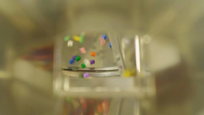 산업 비즈니스 공장 사람없음 파란색 기계 재활용 장비 흰색 제조 플라스틱 분류 섞기 압력 4K MOV 해외동영상 클립영상 컬러 공업 재질 친환경 동영상 파일형식