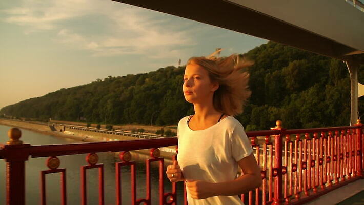 옷 여자 스포츠 모션 아침 건강 한명 20대 30대 울타리 운동복 금발 달리기 조깅 운동 일출 일몰 기차 흰색 날씬함 연습 느림 달리기선수 선로 철책 MOV 해외동영상 슬로모션 클립영상 주간 1 헤어스타일 육상교통 컬러 대중교통 촬영기법 사람 청년 장년 담장 노을 몸매 육상선수 동영상 파일형식