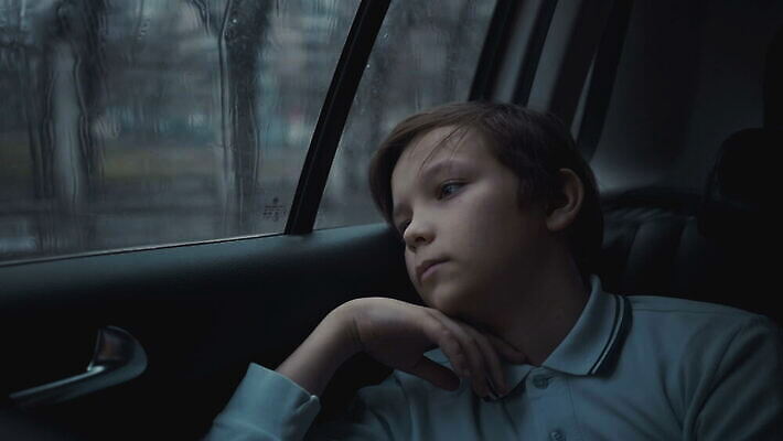 라이프스타일 남자 여행 창문 교통시설 모션 자동차 날씨 한명 운전 슬픔 도시 좌절 떨어짐 승차 고민 문제 곤란 자동 트러블 혼자 4K MOV 해외동영상 클립영상 1 감정 육상교통 교통 컨셉 사람 생활 시설 동영상 파일형식