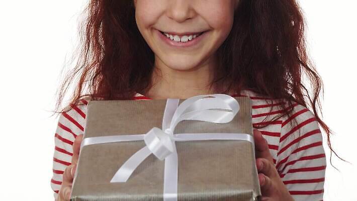 스튜디오촬영 여자 행복 어린이 크리스마스 가족 휴가 사슴 새해 기념 뿔 실내 선물 한명 미소 웃음 장식 빨간색 초록색 상자 장난감 산타클로스 파티 머리 어둠 기쁨 흰색 축하 시간 닫기 12월 피부 만족 흰배경 가면무도회 무료 크리스마스이브 4K MOV 해외동영상 클립영상 1 기념일 감정 컬러 백그라운드 컨셉 포유류 관계 모션 표정 사람 이벤트 내부 신체부위 날짜 동영상 무도회 파일형식